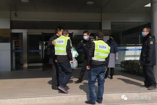 新冠.jpg 新冠.jpg